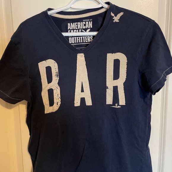 V-neck American eagle shirt - Picture 1 of 3